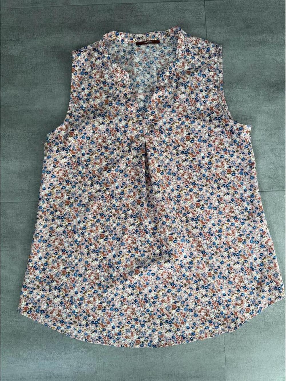 Women's • Gaharu Floral Sleeveless Blouse Medium